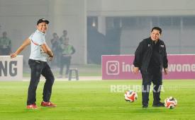 Ketua Umum PSSI Erick Thohir (kanan) membuka Indonesia Women