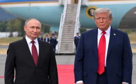 Presiden Rusia Vladimir Putin dan Presiden Amerika Donald Trump bertemu di Alaska tahun lalu