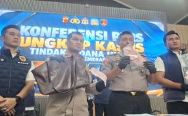  Polres Cimahi mengungkap kasus penjambretan di Jalan Raya Kihapit-Cangkorah, Kelurahan Leuwigajah, Kecamatan Cimahi Selatan, Kota Cimahi. 
