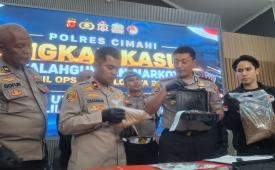 Kapolres Cimahi AKBP Moch. Faruk Rozi bersama jajaran Satuan Reserse Narkoba Polres Cimahi menunjukkan barang bukti kasus penyalahgunaan narkotika jenis tembakau sintetis beserta kepemilikan senjata api. 