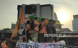 Mahasiwa dari BEM Universitas Indonesia melakukan aksi unjuk rasa di Tugu Tani, Jakarta Pusat, Selasa (20/10/2026).