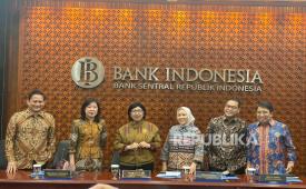 Jajaran Dewan Gubernur Bank Indonesia (BI) dalam konferensi pers Rapat Dewan Gubernur (RDG) Oktober 2026 di Kompleks BI, Jakarta, Rabu (21/10/2026).