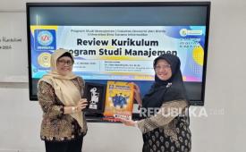 Kurikulum perlu memastikan bahwa kompetensi yang dipelajari mahasiswa benar-benar relevan dengan kebutuhan dunia usaha dan industri.