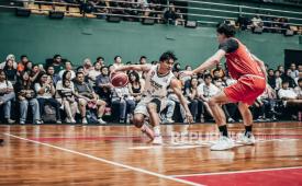 Point guard Dewa United Hardianus Lakudu beraksi saat menghadapi Pelita Jaya dalam laga IBL All Indonesian di GOR Laga Tangkas, Kabupaten Bogor, Sabtu (24/10/2026).