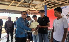 Penyerahan sertifikat hak milik kepada warga transmigran di Karlutu SP1 dan SP2, Kabupaten Maluku Tengah, Maluku, Kamis (22/10/2026).