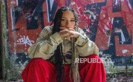 Rapper asal Kolombia, Chelo Hop. Dia menjadi sorotan setelah menginjak sebuah bendera Israel saat tampil di festival Hip Hop al Parque di Kolombia. 