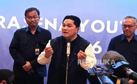 Menpora RI Erick Thohir (tengah) berbicara kepada media di Taman Ismail Marzuki, Senin (26/10/2026).