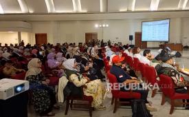 Ratusan peserta dari berbagai organisasi masyarakat, pemerintah, lembaga zakat berkumpul di Gedung Merdeka, Jalan Asia Afrika, Kota Bandung menyuarakan terus kemerdekaan Palestina dan penghentian genosida Israel, Jumat (23/10/2026). Mereka berkumpul untuk membahas strategi dan rencana ke depan untuk Palestina. 