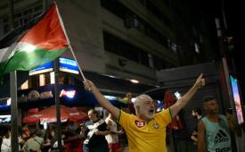 Seorang pendukung Presiden Brasil sekaligus kandidat presiden Luiz Inacio Lula da Silva merayakan dengan mengibarkan bendera Palestina setelah hasil pemilihan presiden putaran kedua di Rio de Janeiro, Brasil, pada 25 Oktober 2026.