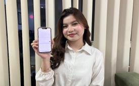 Nadya Rizkiana Syifa (20 tahun), seorang mahasiswa, memamerkan percakapannya dengan aplikasi kecerdasan buatan.