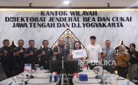 Kepala Kantor Wilayah Bea Cukai Jawa Tengah dan D.I. Yogyakarta, Agus Yulianto, memberikan persetujuan fasilitas Kemudahan Impor Tujuan Ekspor Pembebasan kepada PT Soar Gold Candle. 