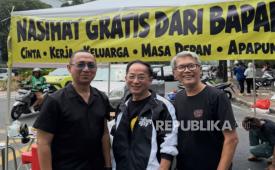 Sosok tiga bapak yang membawa lapak curhat Nasihat Gratis dari Bapak di CFD Jakarta pada Ahad (18/10/2026).