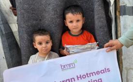  Yayasan Amanah Kemanusiaan Global (AMAL) bergandengan tangan dengan Baitulmaal Muamalat (BMM) menggelar aksi tanggap darurat. Melalui kolaborasi ini, sebanyak 100 porsi makanan hangat (hot meals) disalurkan kepada 300 penerima manfaat yang berlindung di Camp Al Isra, Gaza Utara.