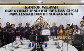 Kanwil Bea Cukai Jawa Tengah dan DI Yogyakarta terbitkan izin fasilitas kawasan berikat kepada PT Harmoni Cahaya Indonesia, sebuah perusahaan manufaktur yang berlokasi di Kabupaten Grobogan, Jawa Tengah (19/10). 