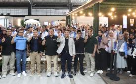 Anggota Badan Pelaksana Badan Pengelola Keuangan Haji (BPKH) Harry Alexander (depan, kelima dari kiri) dan Direktur Bank Muamalat Ricky Rikardo Mulyadi (depan, keempat dari kiri) berfoto bersama peserta Kuala Lumpur Hajj Lifestyle Festival 2026 di Kuala Lumpur, Malaysia, Sabtu, (24/10/2026).