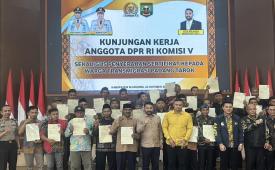 Kementerian Transmigrasi bersama Anggota Komisi V DPR RI Zigo Rolanda menyerahkan sertifikat hak milik tanah kepada perwakilan transmigran SP 1 Padang Tarok di Kantor Bupati Sijunjung, Sumatera Barat, Sabtu (24/10/2026).
