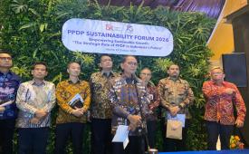 Kepala Eksekutif Pengawas Perasuransian, Penjaminan, dan Dana Pensiun (PPDP) OJK Ogi Prastomiyono (tengah) bersama para pelaku usaha atau asosiasi PPDP dalam konferensi pers PPDP Sustainability Forum 2026 di Grand Indonesia, Jakarta, Kamis (29/10/2026). 
