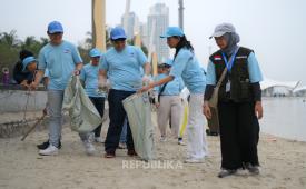 Generasi Prima bersih-bersih pantai di Ancol, Jakarta Utara.