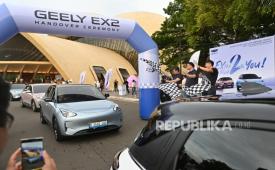 Acara Handover Geely EX2 yang dilaksanakan di Taman Mini Indonesia Indah (TMII), Sabtu (28/2/2026). Geely telah menyerahkan ratusan unit EX2 kepada konsumen dalam seremoni ini.