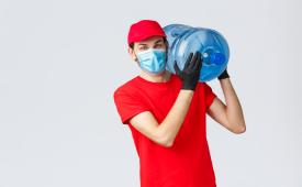 Tukang mengangkat air mineral dalam galon (ilustrasi). Menurut ahli teknologi pangan, air dalam galon yang penyok tetap aman untuk dikonsumsi dan kualitasnya tidak akan berubah.