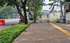 Akses trotoar di depan Kedubes AS, Jalan Medan Merdeka Selatan, Jakarta Pusat, Senin (5/6/2023), ditutup.