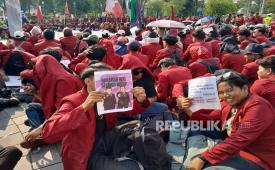 Aksi damai yang digelar mahasiswa Universitas Muhammadiyah Yogyakarta (UMY) di kawasan Titik Nol Kilometer Yogyakarta, Rabu (17/6/2026) sebelum ciduk intel.