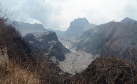  Aktivitas material vulkanik Gunung Kelud pasca meletus di kawasan jembatan aliran lahar sekitar 3 km dari puncak letusan Gunung Kelud di kawasan Desa Sugihwaras, Ngancar, Kediri, Jawa Timur, Ahad (16/2). (Antara/Rudi Mulya)