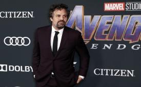 Aktor Mark Ruffalo. Rumor muncul bahwa Mark Ruffalo, yang memerankan Hulk, kabarnya dipecat oleh Disney setelah memberikan komentar tentang Presiden Donald Trump.