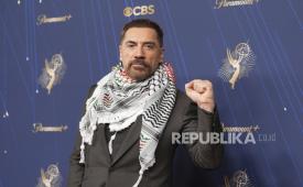 Aktor Javier Bardem mengenakan keffiyeh.