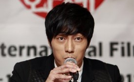 Aktor Korea Selatan, So Ji-sub. So Ji-sub menyumbangkan suaranya sebagai narator untuk cuplikan (trailer) film dokumenter global yang tengah menjadi sorotan, The Voice of Hind Rajab.