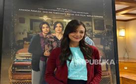 Aktris Amanda Rawles dalam Content Day film Andai Ibu Tidak Menikah dengan Ayah di kawasan Kemang, Senin (11/8/2025). 