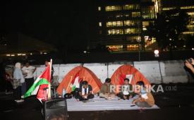 Aliansi Pemuda Indonesia untuk Palestina (API Palestina) menggelar aksi berkemah bertajuk Solidarity Camp di depan Kedutaan Besar Amerika Serikat di Jakarta