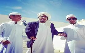 Almarhum Al Habib Hasan Bin Jafar Assegaf (tengah). 