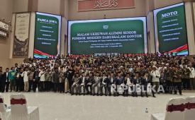 Alumni Gontor menghadiri syukuran seabad Gontor.