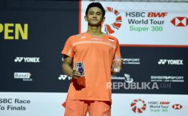 Alwi Farhan menerima trofi runner up Swiss Open 2026.
