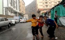 Anak mandi hujan (ilustrasi)