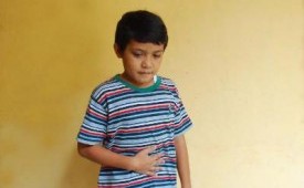 Anak merasakan sakit di bagian perut (ilustrasi). Keterlambatan diagnosis kanker ginjal pada anak di Indonesia sering kali dipicu oleh penundaan pencarian bantuan medis akibat orang tua yang terlalu lama melakukan observasi mandiri dengan asumsi gangguan pencernaan ringan.  