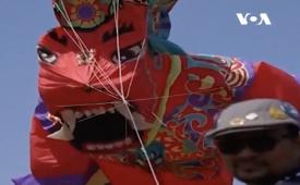Aneka layangan ramaikan langit di Festival Layang-Layang Internasional Weifang, China, pada Sabtu (20/4) lalu.