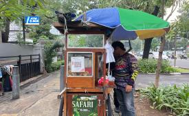 Aris, penjual bakso di kawasan gedung DPRD DKI Jakarta, Jalan Kebon Sirih, Jakarta Pusat.