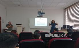  Asisten Profesor di Akademi Kepolisian Turki Estace Cinizz memberikan penjelasan materi tentang Psikologi dalam Perang di Ankara, Rabu (17/9/2026).