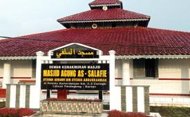 Asjid Agung As Salafie Caringin, Labuan District, Pandeglang Regency of Banten Province which was built by the charismatic cleric Sheikh Asnawi bin Sheikh Abdurrahman is now 138 years old with condition still preserved until now.