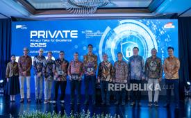 Astra Financial Gelar Forum Bertajuk Privacy Talks for Excellence Komitmen Perkuat Pelindungan Data Pribadi  • Astra Financial tegaskan komitmen mendukung implementasi UU No. 27 Tahun 2022 tentang Pelindungan Data Pribadi melalui forum “Privacy Talks for Excellence (PRIVATE)”. • Forum ini menjadi wadah kolaborasi antara regulator, praktisi, dan pelaku industri untuk memperkuat tata kelola serta kapabilitas penerapan Pelindungan data pribadi. • Astra Financial mendorong pengelolaan data pribadi yang transparan, bertanggung jawab, dan berintegritas di ekosistem jasa keuangan. Jakarta, 28 Oktober 2025 – Dalam rangka memperkuat penerapan tata kelola pelindungan data di sektor jasa keuangan, Astra Financial dengan dukungan Astra dan Asosiasi Praktisi Pelindungan Data Indonesia (APPDI) menyelenggarakan Forum Pelindungan Data Pribadi (PDP) bertajuk “Privacy Talks for Excellence (PRIVATE)” di Jakarta.  Forum ini merupakan wujud komitmen Astra Financial dalam mendukung implementasi Undang-Undang Nomor 27 Tahun 2022 tentang Pelindungan Data Pribadi (UU PDP) melalui kolaborasi lintas sektor dan penguatan kapabilitas insan Astra Financial dalam menjaga keamanan data pribadi.  Hadir di dalam forum tersebut Direktur Strategis dan Kebijakan Pengawasan Ruang Digital Kementerian Komunikasi dan Digital (KOMDIGI) Republik Indonesia (RI), Muchtarul Huda, Kepala Direktorat Pengawasan Perilaku Pelaku Usaha Jasa Keuangan 2, Wawan Supriyanto, Wakil Presiden Direktur Astra dan Director in Charge Astra Financial, Rudy, Direktur Astra, Santosa, serta jajaran Eksekutif Grup Astra.  Wakil Presiden Direktur Astra dan Director in Charge Astra Financial, Rudy, menyebutkan bahwa aspek pelindungan data pribadi tidak hanya menjadi kawajiban hukum, tetapi juga sebagai komitmen bersama dalam membangun ekosistem digital yang bertanggung jawab.  ”Forum hari ini merupakan kolaborasi antara Astra, Astra Financial, dan APPDI, sebagai wadah berbagi pengalaman dan praktik terbaik dalam pelindungan data pribadi. PRIVATE yang merupakan kependekan dari “Privacy talks for excellence”, mencerminkan keyakinan bahwa privasi adalah dasar kepercayaan, dan kepercayaan adalah kunci keberlanjutan bisnis. Forum ini juga mengusung tema “Cultivating a Culture of Privacy”, dengan makna bahwa pelindungan data bukan hanya tentang kepatuhan, melainkan menumbuhkan budaya privasi yang tercermin dalam setiap kebijakan, sistem, dan perilaku kita sehari-hari,” kata Rudy.  Astra turut mendukung implementasi PDP melalui berbagai inisiatif yang dilakukan mencakup People, Process, Techonology. Dari sisi proses, Astra turut mengembangkan regulasi internal guna memastikan tata kelola dan operasional perusahaan sejalan dengan ketentuan UU PDP yang turut didukung dengan pengembangan aspek teknologi seperti Privacy Enhacing Technology untuk memastikan keamanan dan penerapan tata kelola berjalan lebih efisien guna meningkatkan kepercayaan konsumen-konsumennya. Selain itu faktor manusia menjadi penting untuk memastikan keseluruhan kebijakan berjalan dengan baik yang diwujudkan melalui berbagai program salah satunya forum PDP tersebut.  Sejalan dengan pandangan tersebut, Direktur Strategis dan Kebijakan Pengawasan Ruang Digital KOMDIGI RI, Muchtarul Huda, menjelaskan bahwa KOMDIGI telah menetapkan arah kebijakan implementasi PDP. Kebijakan tersebut mencakup penyusunan peraturan pendukung, peningkatan kompetensi sumber daya manusia, serta pelaksanaan kegiatan diseminasi dan literasi kepada masyarakat.  ”KOMDIGI terus memperkuat implementasi kebijakan PDP secara menyeluruh, mulai dari penyusunan regulasi pendukung, pengembangan ekosistem dan peningkatan kompetensi sumber daya manusia, hingga perluasan kegiatan diseminasi dan literasi kepada masyarakat. Upaya ini diharapkan dapat membangun kesadaran bersama mengenai pentingnya pelindungan data pribadi dan mendorong terciptanya ruang digital yang aman dan terpercaya,” kata Huda.  Dari sektor keuangan, OJK turut melakukan harmonisasi regulasi terhadap UU PDP, Kepala Direktorat Pengawasan Perilaku Pelaku Usaha Jasa Keuangan 2, Wawan Supriyanto, menyebutkan bahwa OJK juga juga melakukan penguatan regulasi mengenai PDP di sektor jasa keuangan. ”Dengan akan segera disahkannya ketentuan turunan dari UU PDP, OJK tengah mempersiapkan langkah responsif melalui penyusunan peraturan khusus bagi sektor jasa keuangan, serta melakukan harmonisasi kebijakan guna memperkuat pengawasan dan memastikan perlindungan konsumen di sektor jasa keuangan tetap terjaga,” jelas Wawan.  Lebih lanjut, sejalan dengan Rudy, Wawan menegaskan manfaat dalam optimalisasi UU PDP di sektor keuangan. ”Optimalisasi UU PDP tentunya bukan menjadi rintangan bagi sektor keuangan, karena dibalik itu terdapat manfaat yang justru bisa didapatkan, mulai dari peningkatan kepercayaan konsumen, mengurangi risiko reputasi, hingga mendukung inovasi digital dengan tetap menjaga keamanan dan keadilan bagi konsumen,” kata Wawan.   Dalam rangka meningkatkan standard dan praktik tata kelola PDP yang baik di Indonesia, pada forum tersebut, Astra juga turut menghadirkan sejumlah ahli dan praktisi di luar grup Astra dan lintas sektor, meliputi  perwakilan pemerintah, regulator, asosiasi, serta industri keuangan dan teknologi, di antaranya Muhammad Iqsan Sirie (APPDI), Leny Suwardi (GOTO), Nugroho Pancayogo (BRI), Henriko Samosir (Halodoc), Teguh Arifiyadi (KOMDIGI RI), Harzy Randhani (APPDI), dan Dwiki Ridhala (Allianz Life Indonesia).  Forum ini membahas berbagai aspek pelindungan data pribadi, mulai dari kebijakan dan regulasi, penguatan kepercayaan konsumen melalui penerapan teknologi digital dan sistem pengelolaan serta pelindungan data pribadi di seluruh perusahaan Grup Astra.  Melalui forum ini, Astra Financial menegaskan visinya sebagai penyedia layanan jasa keuangan ritel terdepan di Indonesia yang senantiasa mengutamakan kepercayaan dan keamanan pelanggan.