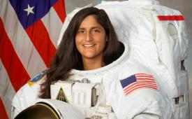 Astronaut wanita Sunita L Williams. Astronaut NASA keturunan India-Amerika, Sunita Williams, bersama dengan Butch Wilmore, saat ini dikabarkan terjebak di luar angkasa dengan pesawat ruang angkasa Starliner. 