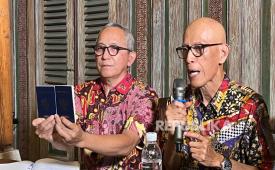 Ayah Arya Daru, Subaryono (kanan) menunjukkan paspor yang sudah diterimanya pasca dipersiapkan sang anak untuk ikut ke Filandia. 