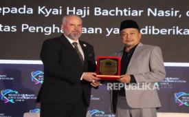 Ustadz Bachtiar Nasir mendapat gelar Doctor Honoris Causa (Dr HC) dari IAU Turki.  
