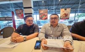 Bagas Wahyu Jati (kiri) dan Jucka Rajendhra Septeria Handhry (kanan), kuasa hukum siswi dan alumni SMAN 11 Semarang terduga korban deepfake vulgar memberikan keterangan kepada media di Kota Semarang, Jawa Tengah, Rabu (22/10/2025). Terduga pelaku dalam kasus tersebut adalah alumnus SMAN 11 Semarang yang kini merupakan mahasiswa Fakultas Hukum Universitas Diponegoro, Chiko Radityatama Agung Putra.