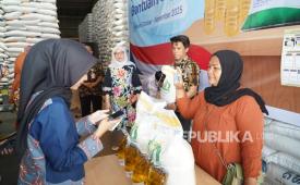 Bantuan pangan beras dan minyak goreng.