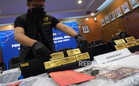 Barang bukti emas yang diamankan oleh petugas Bea dan Cukai. Bea Cukai perketat pengawasan terhadap pengeluaran emas ke luar negeri, seiring berlakunya ketentuan pengenaan bea keluar atas ekspor komoditas emas  