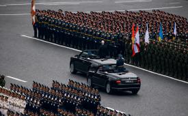 Barisan militer Rusia dalam parade hari kemenangan.
