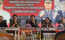 Bea Cukai melakukan 161 penindakan terhadap barang ilegal sejak awal tahun hingga Juli 2025. Potensi kerugian negara akibat barang ilegal ini mencapai Rp 8,2 miliar. 
